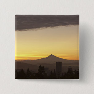 Dageraad lucht boven Portland en Mt. Hood, Oregon Vierkante Button 5,1 Cm