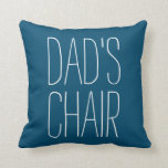 DAG'S CHAIR Decorative Just for Dad Custom Kussen<br><div class="desc">Dit is papa's stoel! Laat iedereen weten dat deze stoel gereserveerd is voor papa. Grappig gooien kussen maakt een geweldig Vaderdag cadeau, vaders verjaardag, en voor de feestdagen. Pap zal het waarderen dat je zijn favoriete plek alleen voor hem wilt redden.</div>
