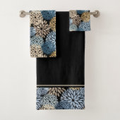 Dahlia Blauw Goud Bloemen Patroon Bad Handdoek (Insitu)