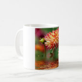 Dahlia bloem boven water koffiemok (Voorkant links)