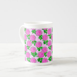 Dahlia bloemen in diepe roze porselein kop