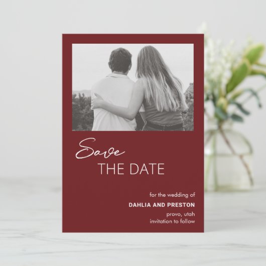 Dahlia Bourgondië Hedendaagse moderne bruiloft Save The Date (Staand voorkant)