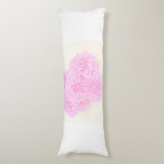 Dahlias in zacht roze lichaamskussen (Voorkant Verticaal)