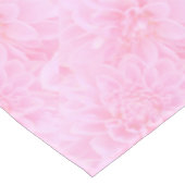 Dahlias in zacht roze tafelkleed (Gekanteld)
