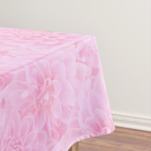 Dahlias in zacht roze tafelkleed (Voorbeeld)