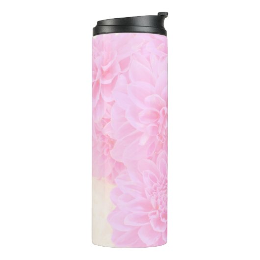 Dahlias in zacht roze thermosbeker (Gedraaid links)