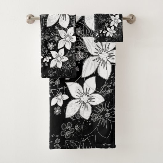 Dainty Floral Scroll op Black Bad Handdoek (Insitu)
