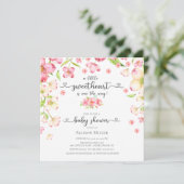 Dainty Pink Floral Sweeite Baby shower Invitati Kaart (Staand voorkant)