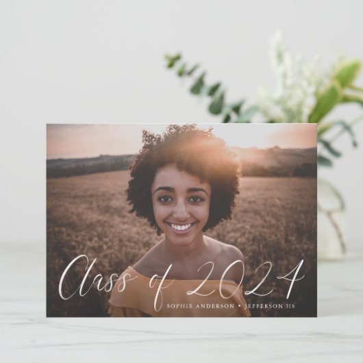 Dainty Script Class of 2023 Photo Graduation Party Kaart (Staand voorkant)