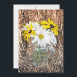 Daisies Black Eyed Susans & Hay Wedding Invitation Kaart<br><div class="desc">Een trouwuitnodiging met een foto van een pot met maffia's en zwarte geoogste sussen die op een hooiberg zitten.  De tegenovergestelde zijkant biedt een hooiachtergrond.  Pas de tekst aan met details van uw gelegenheid.</div>