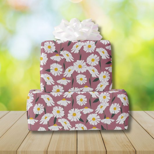 Daisies bloemmotief op roze cadeaupapier