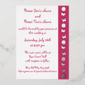 Daisies en Butterflies in Raspberry Folie Uitnodiging (Voorkant)