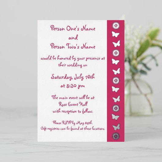 Daisies en Butterflies in Raspberry Folie Uitnodiging (Staand Voorkant)