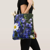 Daisies en Delphiniums. Larkspur Blue Tote Bag (Dichtbij)