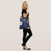 Daisies en Delphiniums. Larkspur Blue Tote Bag (Op model)