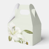 Daisies en White Lilies Light Green Background Fa Bedankdoosjes (Achterkant)