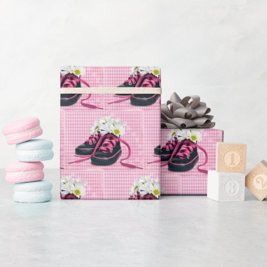 Daisies in Sneakers op Gingham Cadeaupapier (Baby Shower)