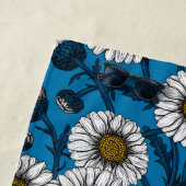 Daisies op blauw strandlaken (In situ)