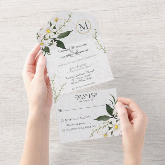 Daisies op gebarsten witte verf monogram all in one uitnodiging (Afscheurbaar)