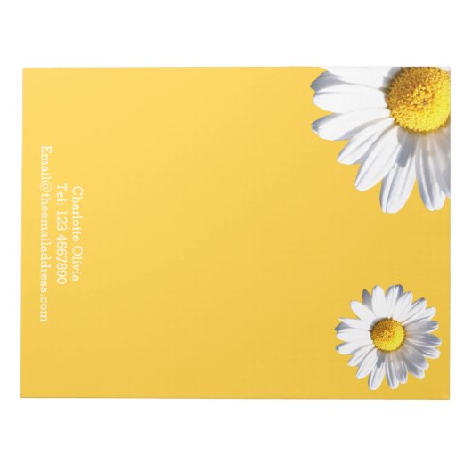 Daisies op gele achtergrond gepersonaliseerd notitieblok (Voorkant)