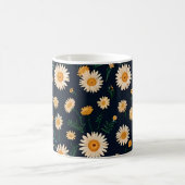 Daisies op mokken ontwerppatroon op diepblauw (Center)