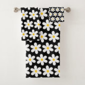 Daisies Retro Floral Pattern White Black Bad Handdoek (Insitu)