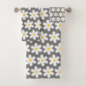 Daisies Retro Floral Pattern White Grey Bad Handdoek (Insitu)