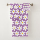 Daisies Retro Floral Pattern White Paars Bad Handdoek (Insitu)