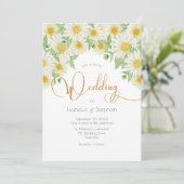 Daisies White Yellow Floral Script Wedding Invitat Kaart (Staand voorkant)