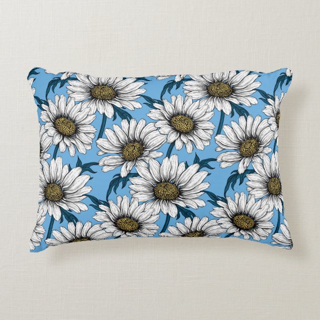 Daisies, wilde bloemen op blauw accent kussen (Voorkant)