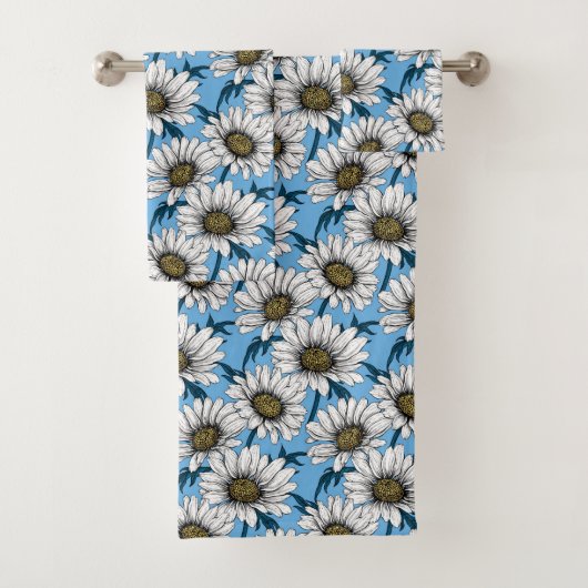 Daisies, wilde bloemen op blauw bad handdoek (Insitu)
