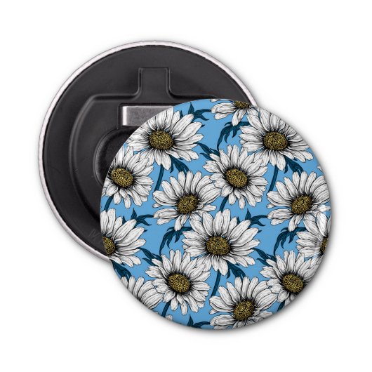 Daisies, wilde bloemen op blauw button flesopener (Voorkant)