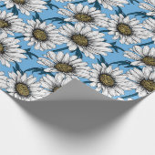 Daisies, wilde bloemen op blauw cadeaupapier (Hoek)
