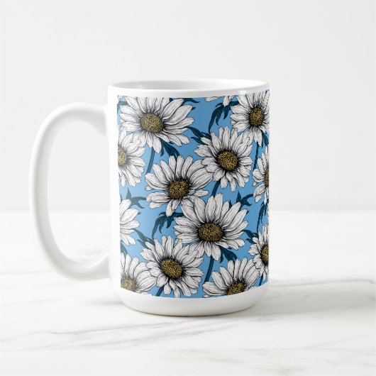 Daisies, wilde bloemen op blauw koffiemok (Links)