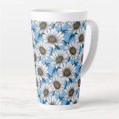 Daisies, wilde bloemen op blauw latte mok (Rechterhoek)