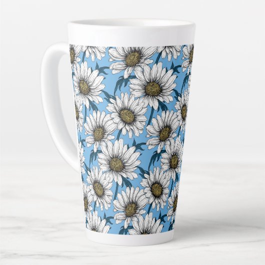 Daisies, wilde bloemen op blauw latte mok (Linkerhoek)