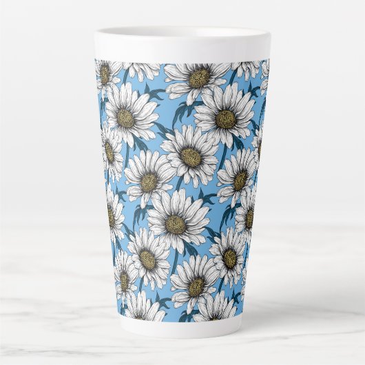 Daisies, wilde bloemen op blauw latte mok (Voorkant)