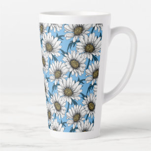 Daisies, wilde bloemen op blauw latte mok