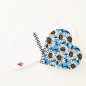 Daisies, wilde bloemen op blauw notitieboek (Binnen)