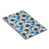 Daisies, wilde bloemen op blauw notitieboek (Rechterzijde)