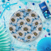Daisies, wilde bloemen op blauw papieren bordje (Feest)
