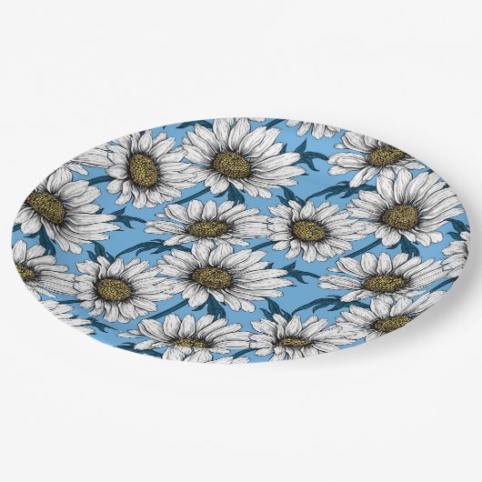 Daisies, wilde bloemen op blauw papieren bordje (Gekanteld)