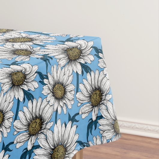 Daisies, wilde bloemen op blauw tafelkleed (Voorbeeld)
