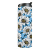 Daisies, wilde bloemen op blauw thermosbeker (Gedraaid links)