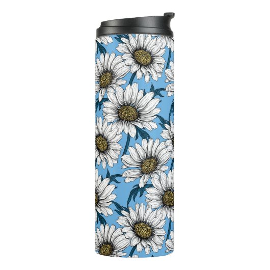 Daisies, wilde bloemen op blauw thermosbeker (Gedraaid links)