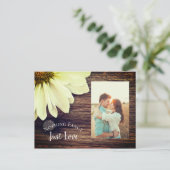 Daisy and Barn Wood Country Weddenschap Save the D Aankondigingskaart (Staand voorkant)