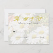 Daisy Background Yellow Script Wedding RSVP Kaart (Voorkant)
