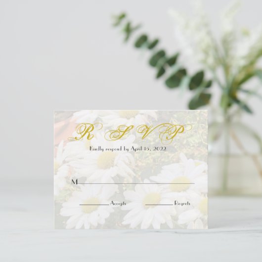 Daisy Background Yellow Script Wedding RSVP Kaart (Staand voorkant)