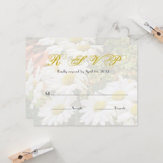 Daisy Background Yellow Script Wedding RSVP Kaart (Voorkant / Achterkant in situ)