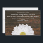 Daisy & Barnwood Rustic Wedding Invitation Kaart<br><div class="desc">Een huwelijksuitnodiging met een afbeelding van een madeliefje dat van onderaf over een achtergrond van donkerbruine barnwood naar binnen kijkt.  Pas de tekst aan met details van uw gelegenheid.</div>